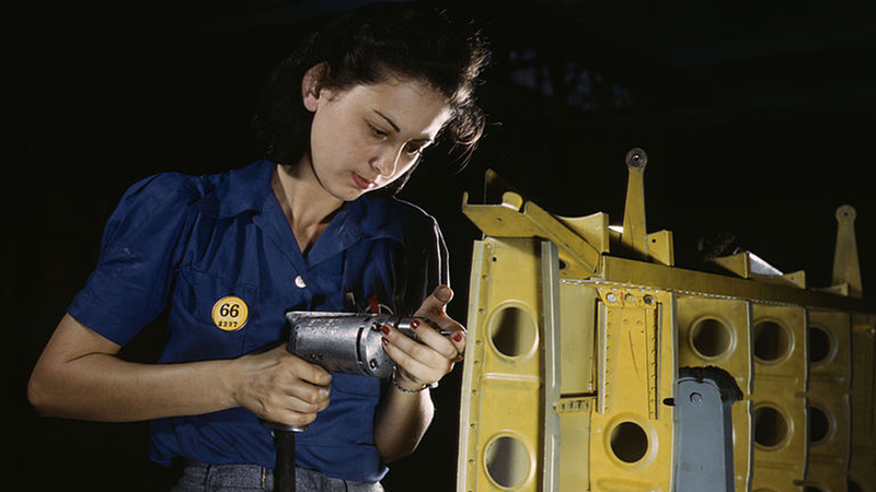 Illustration for article titled Stunning, Rare Photos of the Women Workers of WWII